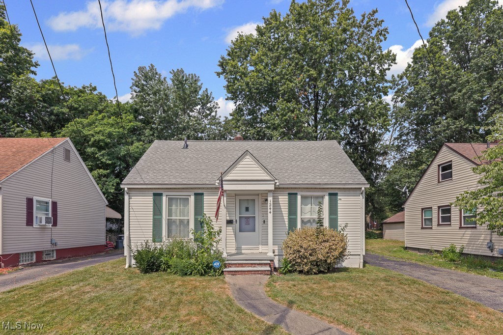 Welcome to 1244 Hammel Street, a cozy and well-maintained home full of character and comfort! This charming property features beautiful hardwood floors throughout, creating a warm and inviting atmosphere the moment you walk in.
The home offers a bright and cozy kitchen with everything you need in a thoughtfully designed space perfect for home-cooked meals or your morning coffee. Enjoy the convenience of a 1-car garage and a covered patio, ideal for relaxing outdoors rain or shine, or hosting summer get-togethers.
With easy access to local shops, parks, and major highways, this home is a great fit for anyone looking for a low-maintenance lifestyle with timeless appeal.
Schedule your private showing today and come see what makes this home such a great find!
