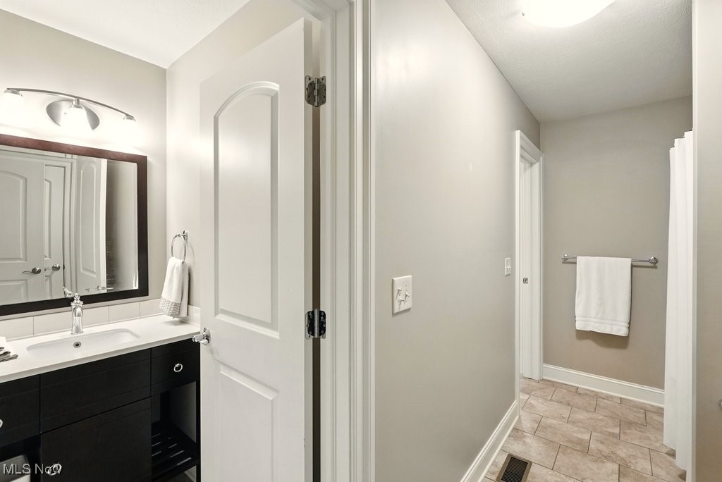 Orange, Ohio 44122, United States, 5 Bedrooms Bedrooms, ,5 BathroomsBathrooms,Residential,Contingent,159284