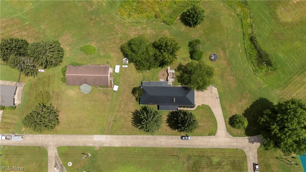 Photo of 6091 Mills Drive SE, Uhrichsville, OH 44683 (MLS # 5225335)