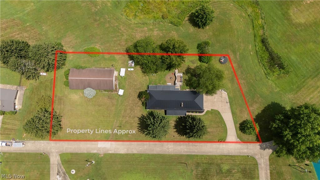 Photo of 6091 Mills Drive SE, Uhrichsville, OH 44683 (MLS # 5225335)
