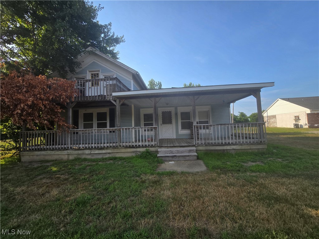 Location, location, location! Lots of potential. So many possibilities. Ready for a new owner to bring their designs and ideas. This home has 3 bedrooms. and possible 4th or in home office. Desirable school district. Free amenities offered by North Perry such as basic cable, water, sewer, trash etc. Definitely worth a look. Make your appointment today. Roof is approx 8 years old. Freshly painted, remodelled kitchen.