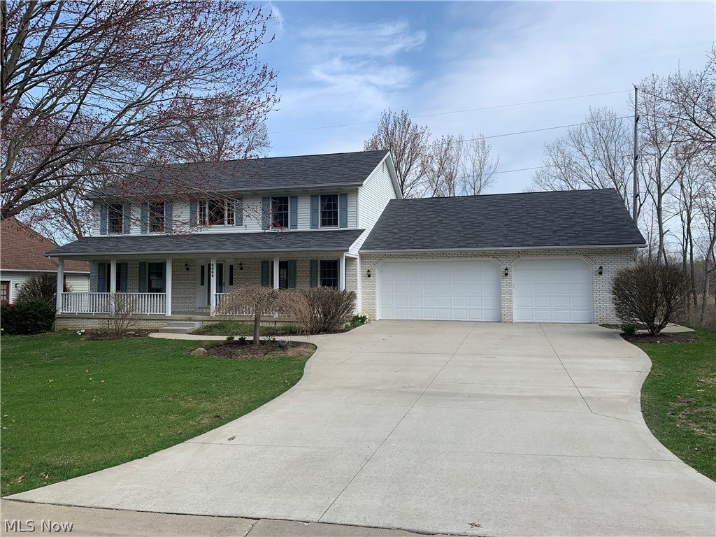 Quality built Skip Rea two story in Jackson's Greenbriar Hills! Newer roof, furnace, a/c, driveway, deck. Private yard! Spacious floor plan includes open foyer and
large kitchen with vaulted dinette! Walk out lower level is awesome with wet bar. Master suite with gigantic walk in closet! Hurry!