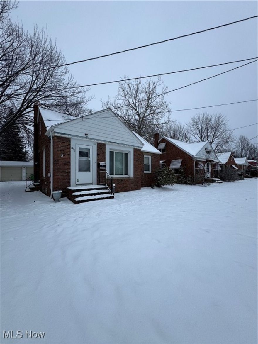 Spacious three bedroom home with beautiful backyard equipped with a newly built deck and a space allocated for gardening. Enjoy a partially finished basement and private suite located on the second level. Located just minutes away from all major highways, so shopping and dining can be easily enjoyed!