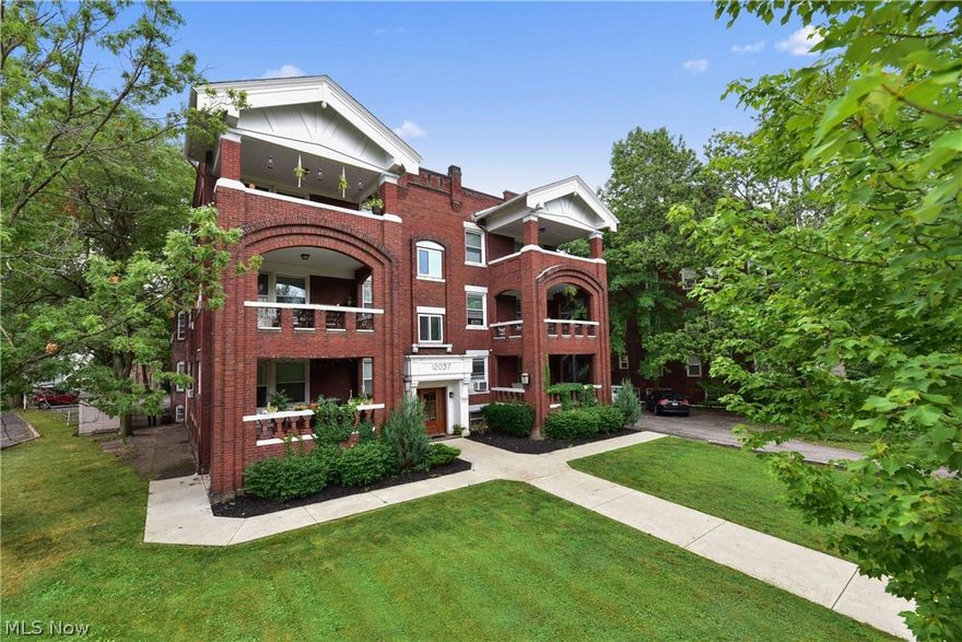 Beautiful brick apartment in desirable Lakewood! Free heat, cooking gas and water! This charming apartment will be freshly painted
throughout and features stunning tile work in the bathroom. An adorable kitchen with exposed brick, all stainless steel appliances,
including a dishwasher, rich wood cabinets. Dogs and cats welcome, 24/7 maintenance, off street parking, on site laundry and great
management. Close to all the great Lakewood hot spots, shopping, RTA and I-90. Please call for your private showing today!