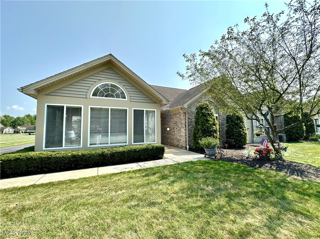 2304 Willow Brook Drive, Warren, Ohio image 1