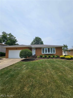 5648 BEACON HILL DR, SEVEN HILLS, OH 44131 - Image bdabb027cefb472e3466c49ca904ea5f/725952248