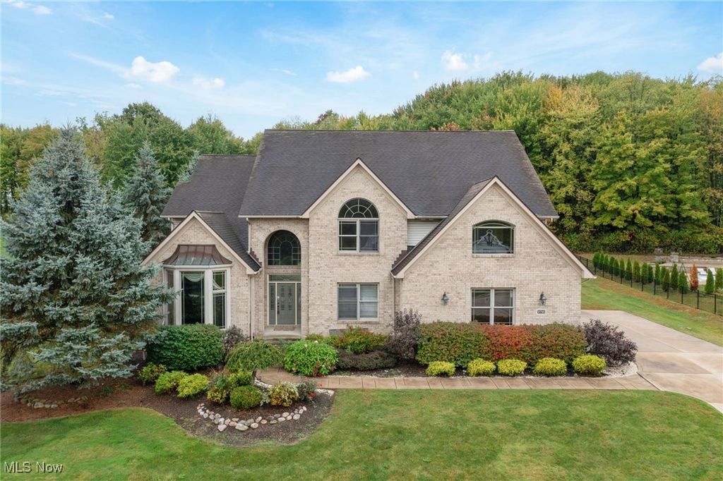 Photo of 9790 Hidden Hollow Trail, Broadview Heights, OH 44147 (MLS # 5162988)