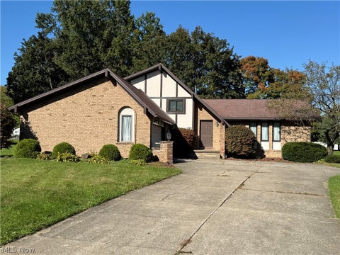 Homes For Sale - 1314 Mere Court<br/> Youngstown, OH 44512