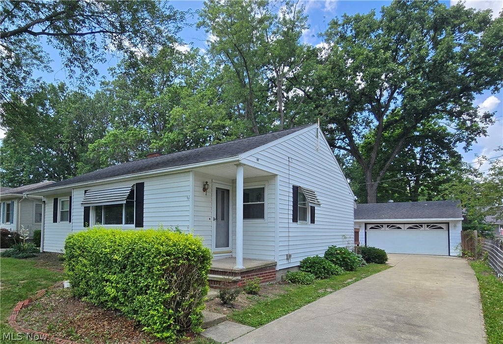 Photo of 976 N Pasadena Avenue, Elyria, OH 44035 (MLS # 5224601)