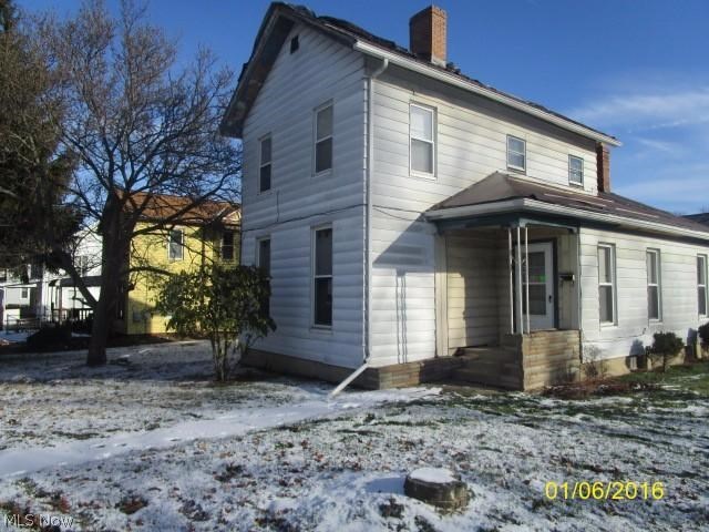 Investor special, close to downtown Ravenna, 3 bedroom colonial. Needs TLC, priced to sell!