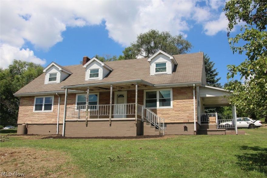 REAL ESTATE AUCTION: AUGUST 25, 2016 @ 5:00 pm. $2,000 Deposit day of auction. Balance due within 45 days. Sells confirmation of the estate. 
1 1/2 Story 4 bedroom home on a one acre lot. One full bath on main floor & 1/2 bath on 2nd floor. Immediate possession. Anxious to sell! Home was custom built by Robert Burns.