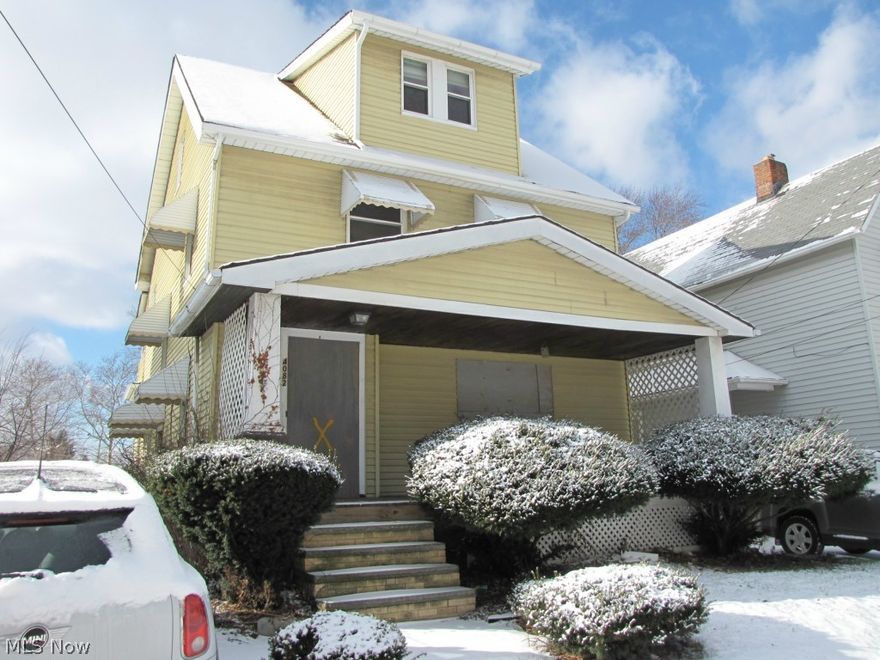 Vinyl sided colonial that needs restoration.     Good size eat in kitchen and family room area off dining room.    Great potential!