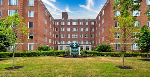 Photo for 19425 Van Aken Boulevard 410