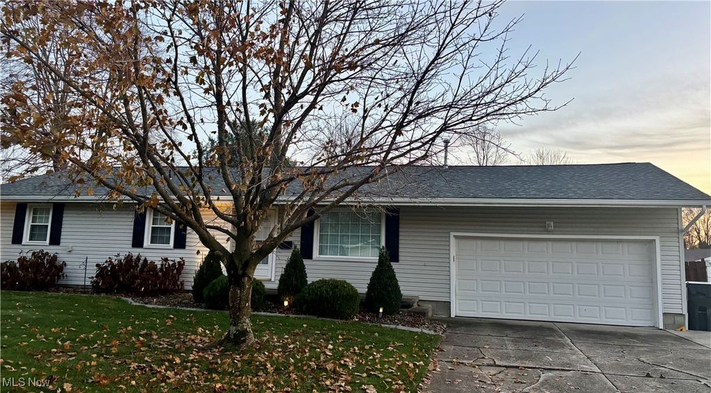 Photo of 4715 Woodridge Drive, Austintown, OH 44515 (MLS # 5174709)