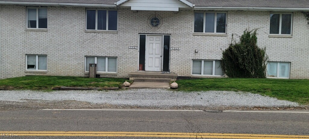 NO CITY TAXES!!! Beautiful 2 bedroom 1 bath apartment in North Canton Schools. Apartment features large eat in kitchen, two generous sized bedrooms. Enjoy your coffee on your private balcony.