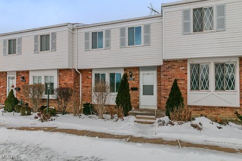 Condo For Sale - 7507 Essex Drive<br/> Mentor, OH 44060