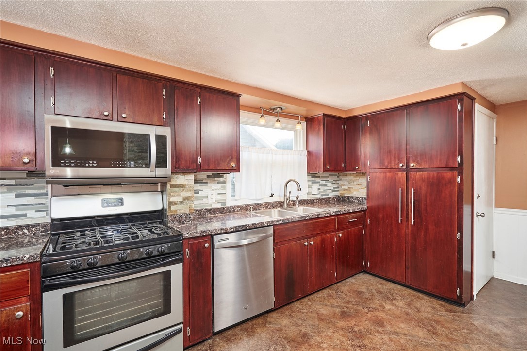 Barberton, Ohio 44203, United States, 3 Bedrooms Bedrooms, ,2 BathroomsBathrooms,Residential,Pending,192488