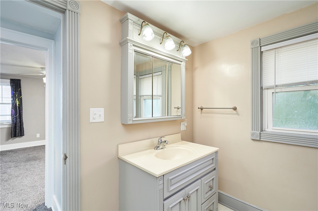 Barberton, Ohio 44203, United States, 3 Bedrooms Bedrooms, ,2 BathroomsBathrooms,Residential,Pending,192488