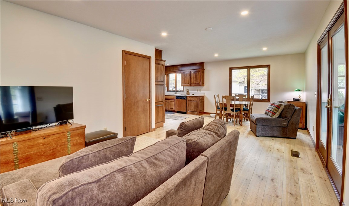 1423 N Wooster Avenue, Dover, Ohio image 33