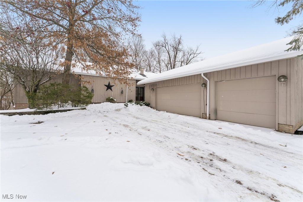 Photo of 604 W Acadia Point, Aurora, OH 44202 (MLS # 5183262)