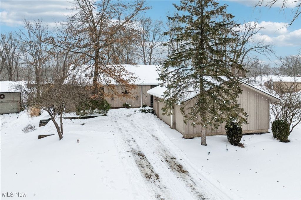Photo of 604 W Acadia Point, Aurora, OH 44202 (MLS # 5183262)