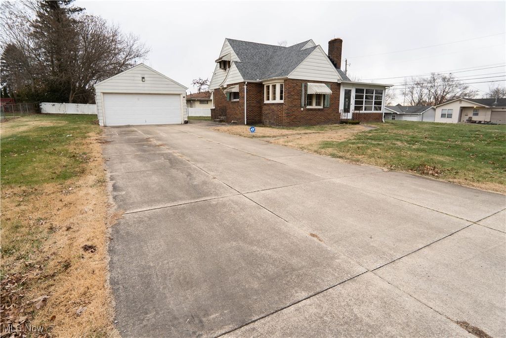 Photo of 333 17th Street NW, Barberton, OH 44203 (MLS # 5178164)