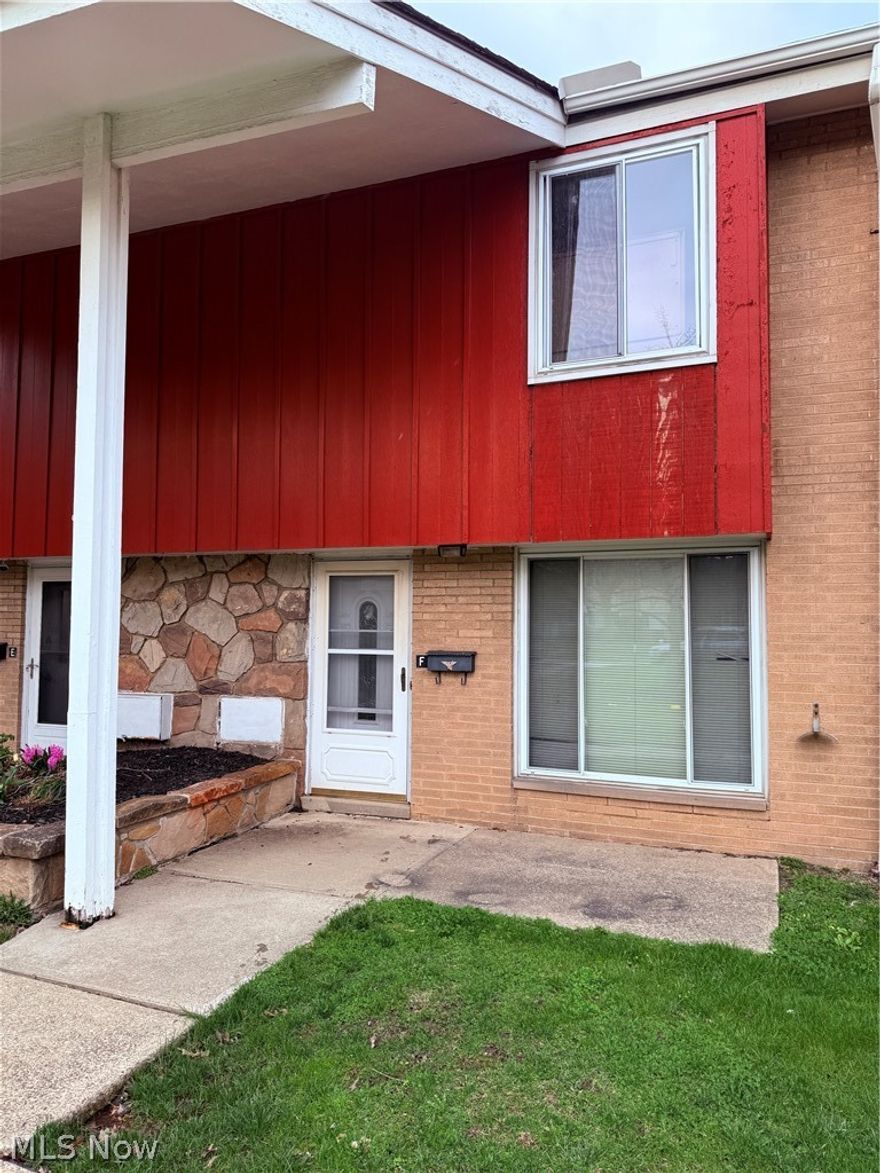 Welcome to this charming condo in Euclid with great potential! Featuring a spacious layout and plenty of natural light, this condo is ready for a little TLC to truly make it your own. Ideal for buyers looking to customize their space or invest in a growing area. Conveniently located near local amenities and parks.