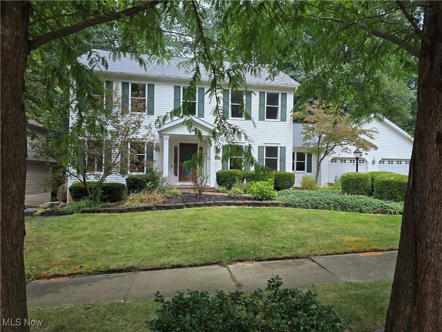 Easy location, quiet wooded cul- de-sac, view of a serene wooded ravine. This former Parade of Homes has so many desirable qualities to discover. Over 2,700 sq ft plus a finished walk out on 0.52 ac. The back yard is wooded with a great wooded ravine to make for a beautiful nature setting you will want to end every evening enjoying.