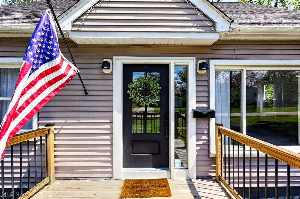 Photo of 1424 Clemmens Avenue NW, Warren, OH 44485 (MLS # 5204078)