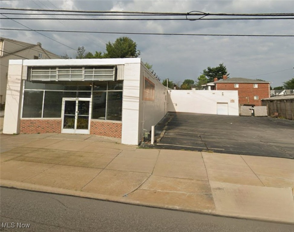 FOR LEASE – 4,200+ SF Commercial Building in Prime Parma Location | Flexible Layout | Parking Easement Included
Rare opportunity to lease a versatile 4,226 SF commercial building on bustling Ridge Road right off I-480 exit ideal for retail, office, showroom, medical, or service-based businesses.
This high-exposure property offers a flexible layout with the option to lease the entire building or divide it into two separate storefronts. The front entrance provides visibility and access, while the L-shaped footprint allows for distinct unit separation with private entrances if desired.
Property Highlights:
-4,226 SF total (approx. 3,140 SF retail + 1,086 SF storage/warehouse)
-Option to lease full building or divide into two suites
-Multiple private entrances possible
-Large front windows ideal for signage and display
-Additional parking available via easement on adjacent lot (same ownership)
-Highly visible location on Ridge Rd with strong traffic counts
-Surrounded by dense residential neighborhoods, shopping, restaurants, and schools
Perfect for businesses looking to establish or expand in a central, high-demand corridor. Landlord is open to tenant build-out ideas and long-term leases. Bring your concept, we’ll help make it happen!