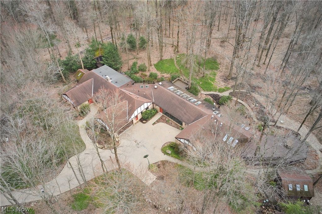 Photo of 1000 Woodhaven Boulevard, Akron, OH 44333 (MLS # 5186386)