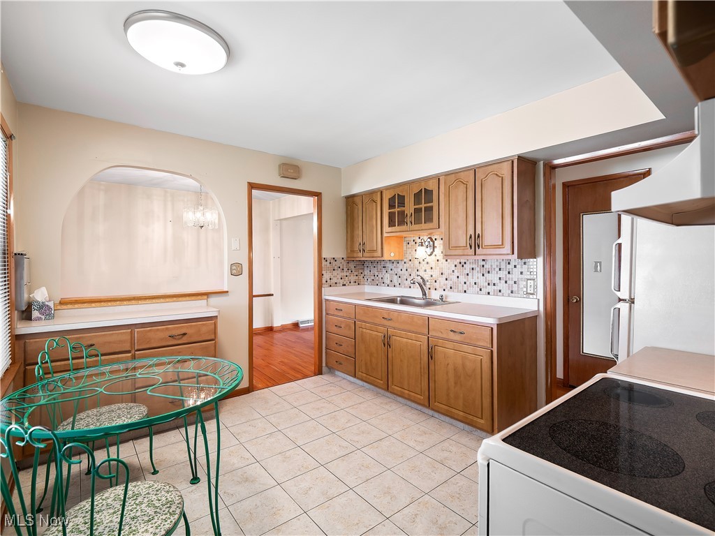 10450 Fairlawn Drive, Parma, Ohio image 13