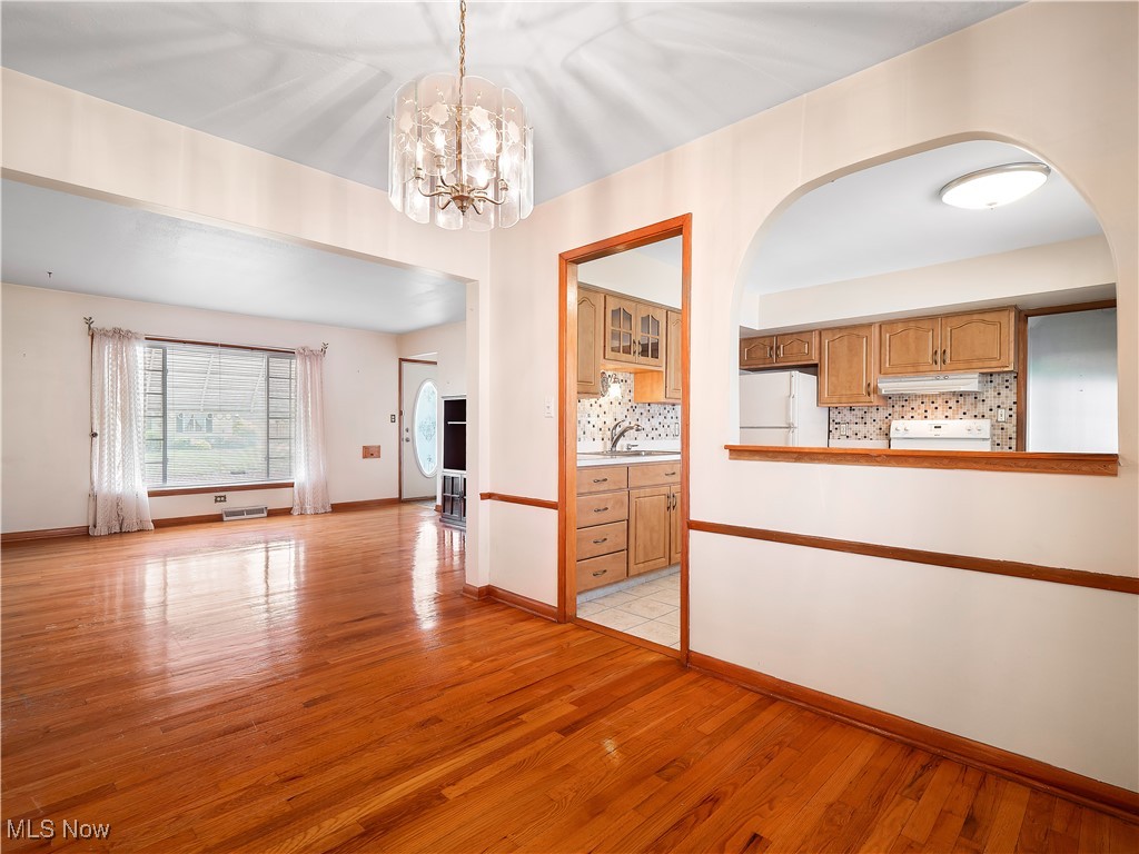 10450 Fairlawn Drive, Parma, Ohio image 8