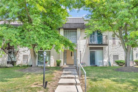 Condo For Sale - 8455 N Akins Road #E-8<br/> Cuyahoga County, North Royalton, OH 44133