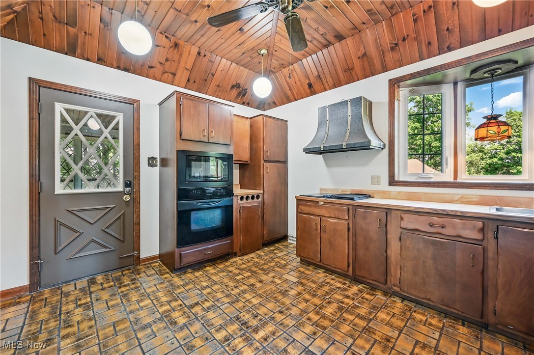 899 Park Boulevard W