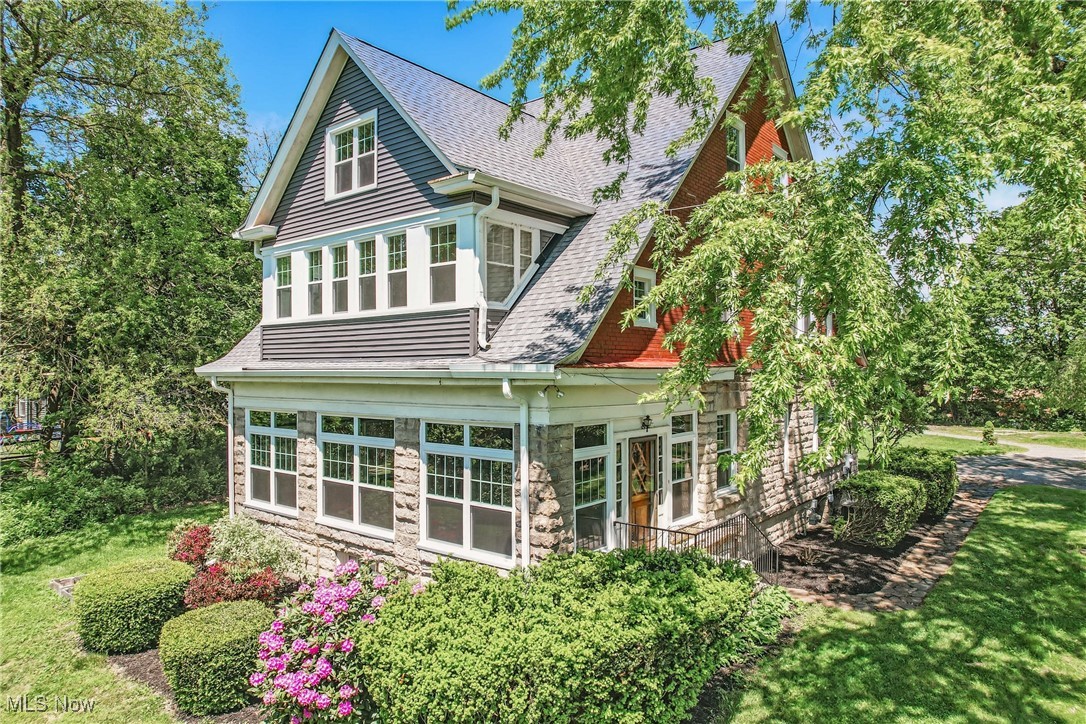 899 Park Boulevard W
