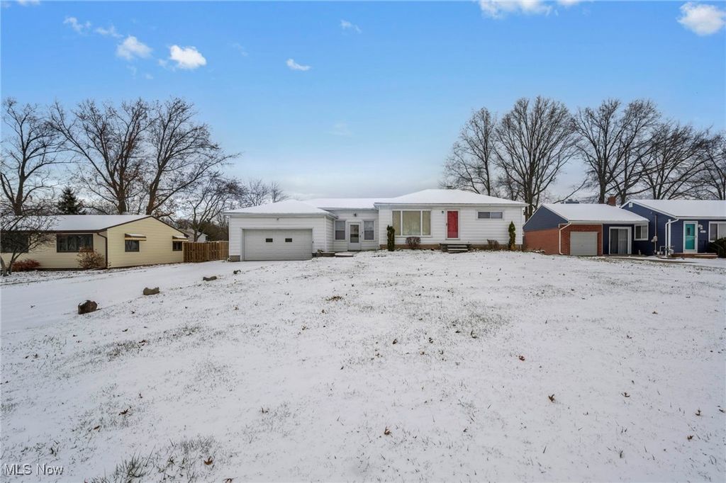Photo of 38271 Hurricane Drive, Willoughby, OH 44094 (MLS # 5175297)