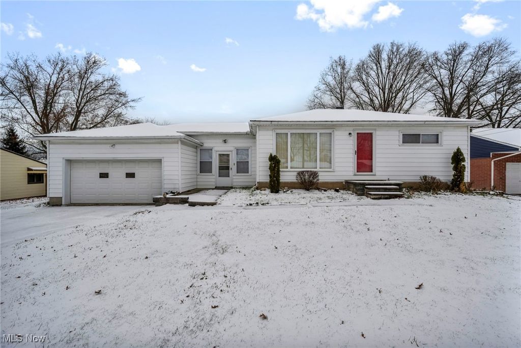 Photo of 38271 Hurricane Drive, Willoughby, OH 44094 (MLS # 5175297)