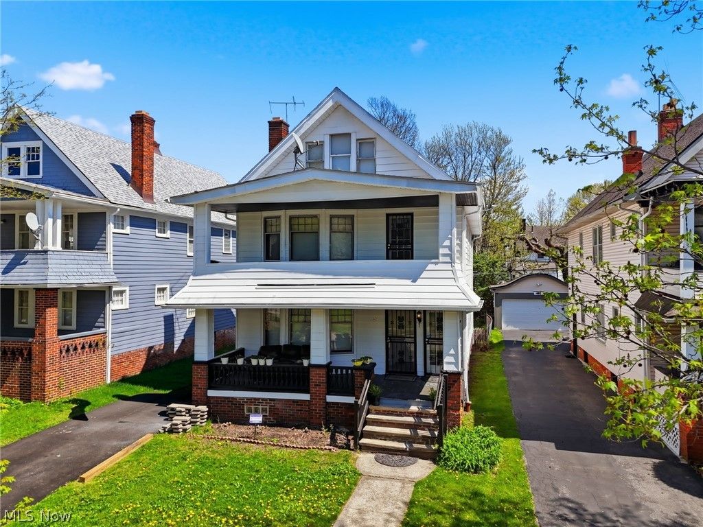Photo of 829 Helmsdale Road, Cleveland Heights, OH 44112 (MLS # 5206604)