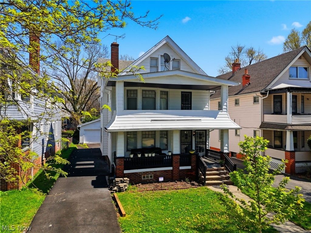 Photo of 829 Helmsdale Road, Cleveland Heights, OH 44112 (MLS # 5206604)