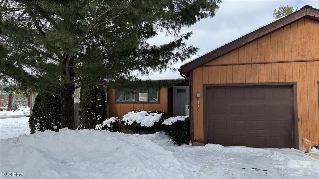 Photo of 4909 Fishcreek Road, Stow, OH 44224 (MLS # 5184721)