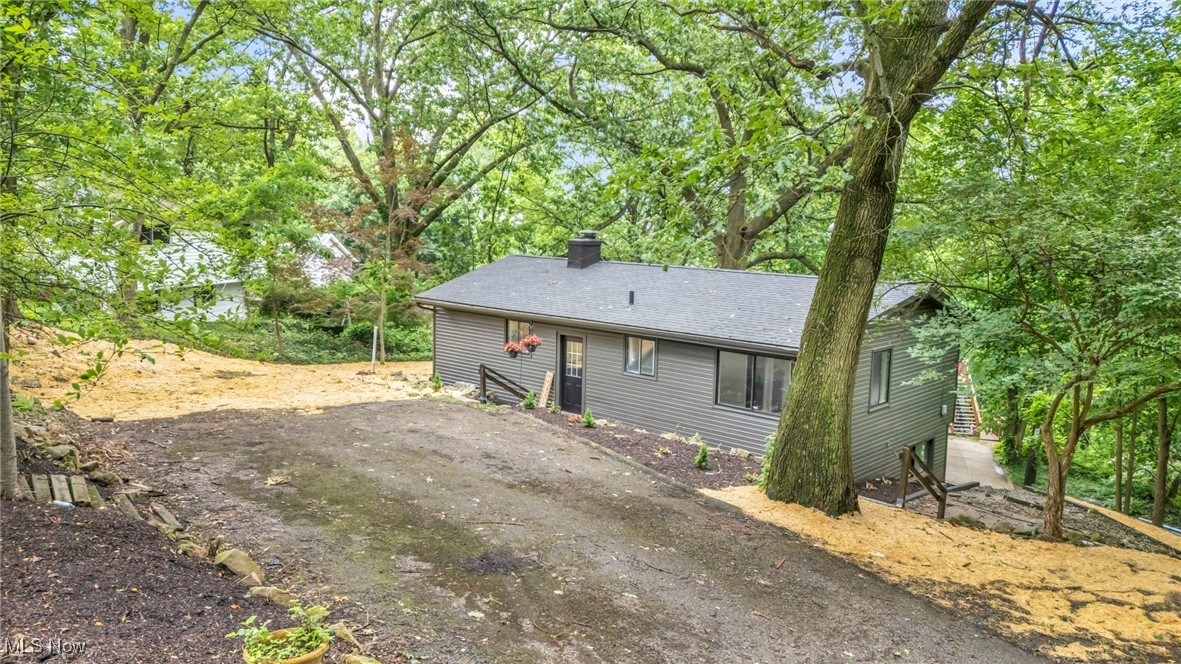 Fabulous opportunity to own this one of a kind home, on the hill. Beautiful views, tucked away and private! Updates include a brand new roof, Waterproofed basement, All new plumbing, New light fixtures, Full bathroom renovation, Full open concept kitchen, New vinyl and carpet flooring, Recessed lighting, Paint and so much character! You'll fall in love the minute you walk in the front door.
Seller plans to offer a credit to replace the AC unit at closing.