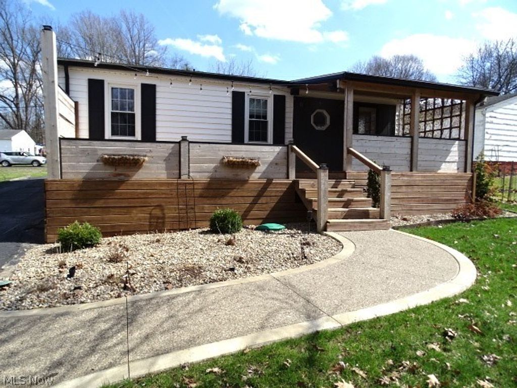 Photo of 1010 Crestline Drive, Akron, OH 44312 (MLS # 5197394)