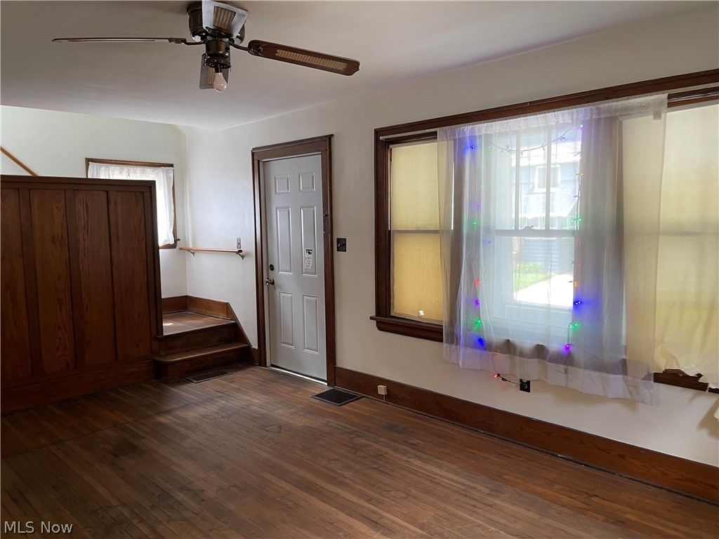 Photo of 142 Emerling Avenue, Akron, OH 44301 (MLS # 5222247)