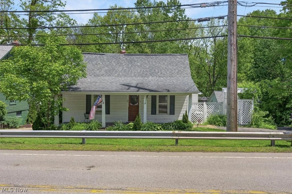 Photo of 232 Chagrin Boulevard, Chagrin Falls, OH 44022 (MLS # 5210614)