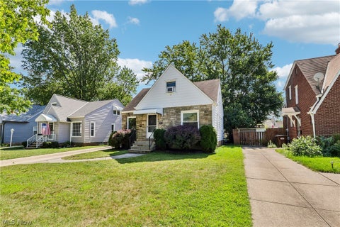 Homes For Sale - 8223 Manorford Drive<br/> Cuyahoga County, Cleveland, OH 44129