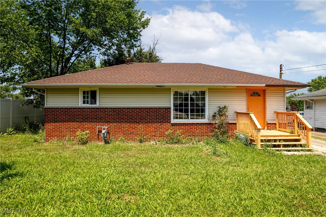 Welcome home to this charming 3 bedroom ranch located on the desirable south end of Parma! This well maintained home offers the ease of one floor living. Enjoy a bright living area, an eat in kitchen and three generously sized bedrooms. The backyard is ideal for relaxing or entertaining, and the location can't be beat, close to shopping, restaurants, parks, schools and quick highway access.
Call today to schedule your appointment!