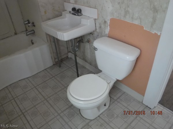 Main image without alt text