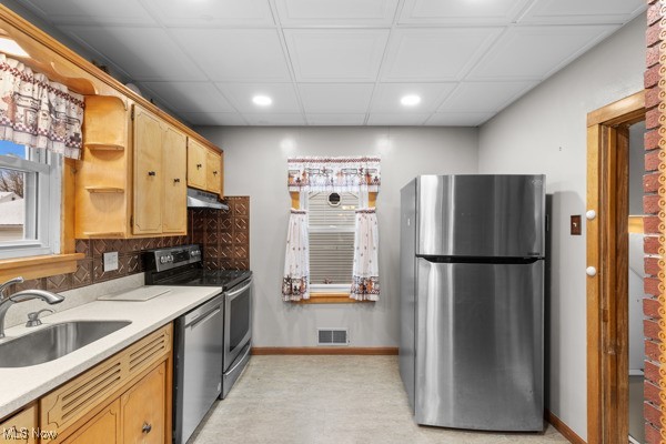 Main image without alt text