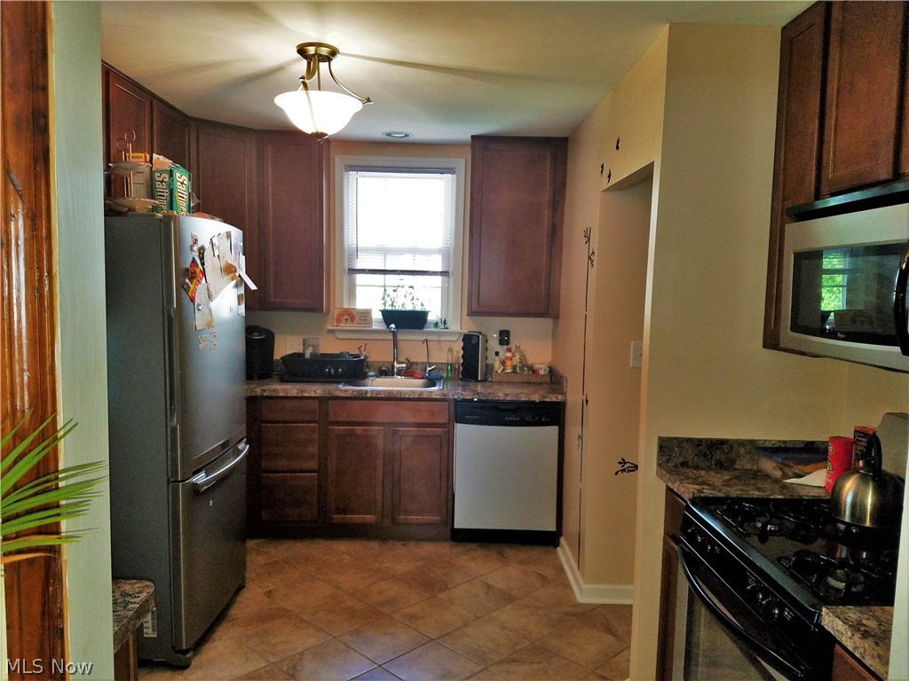 Crestmore Realty Cos Resub - Residential Lease